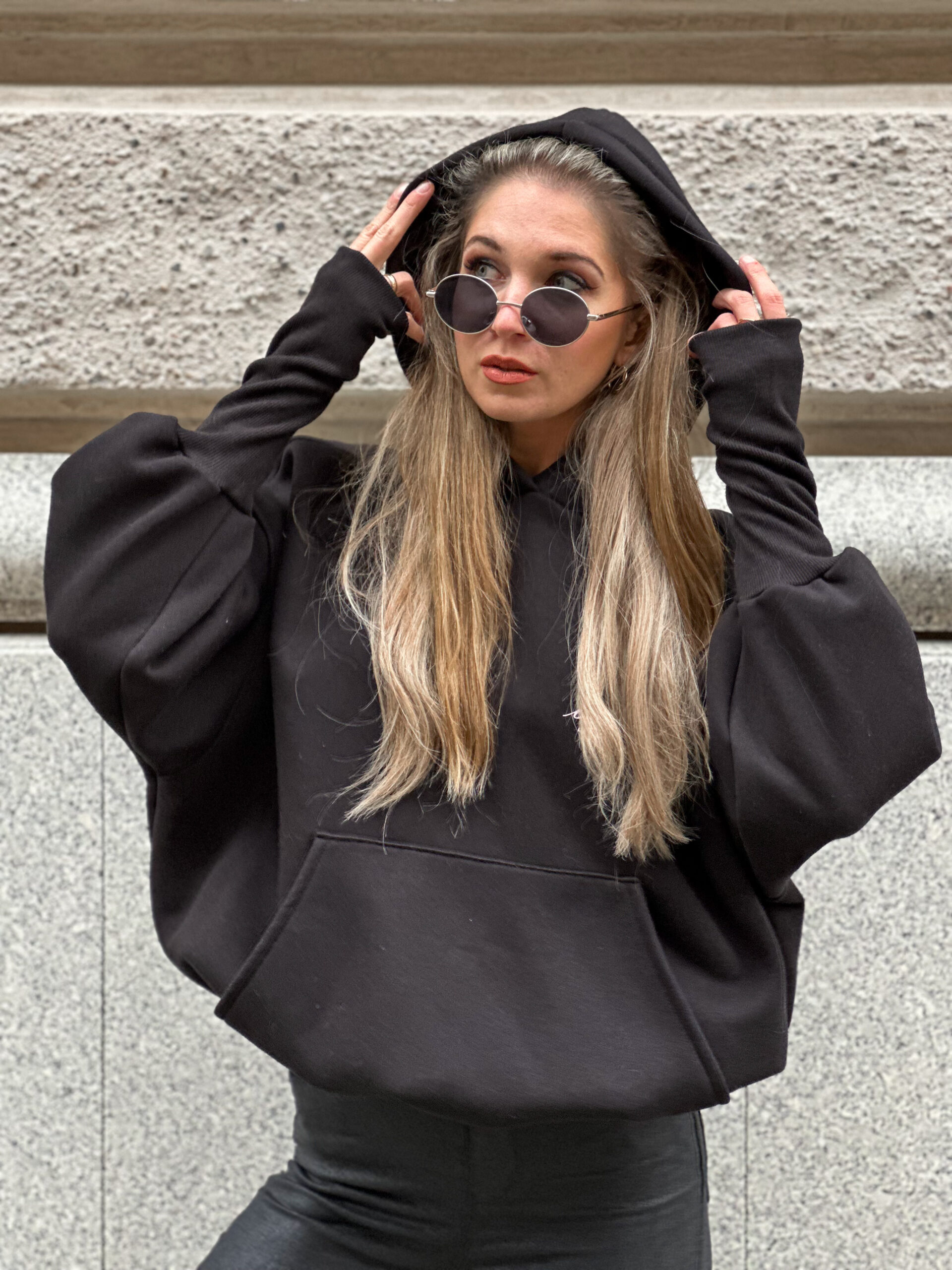 Bluza by sisi z długim ściągaczem over ocieplana czarny - obrazek 8